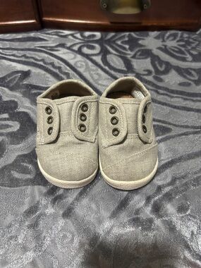 Toms Baby Slip-On Canvas Shoes in Light Gray. Size 3 ❤️